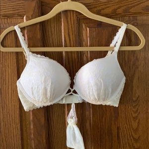 New Victoria’s Secret Miraculous Plunge Padded Bra